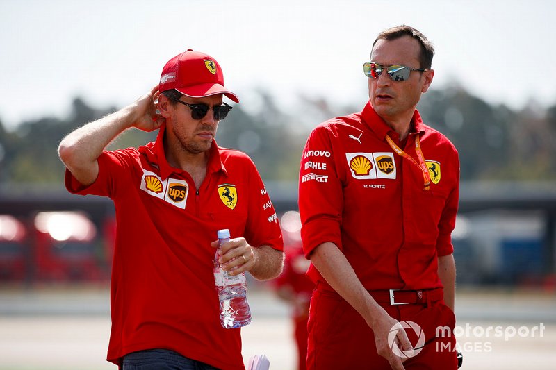 Sebastian Vettel, Ferrari fait un trackwalk avec ses mécaniciens