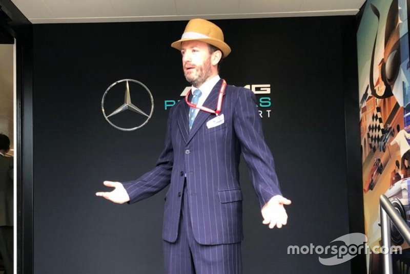 Un miembro de Mercedes, vestido como en 1954