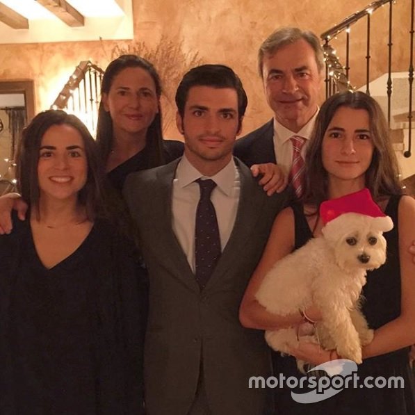 Família Sainz (com Carlos Sainz Jr no meio e Carlos Sainz ao fundo) também tem seu bichinho