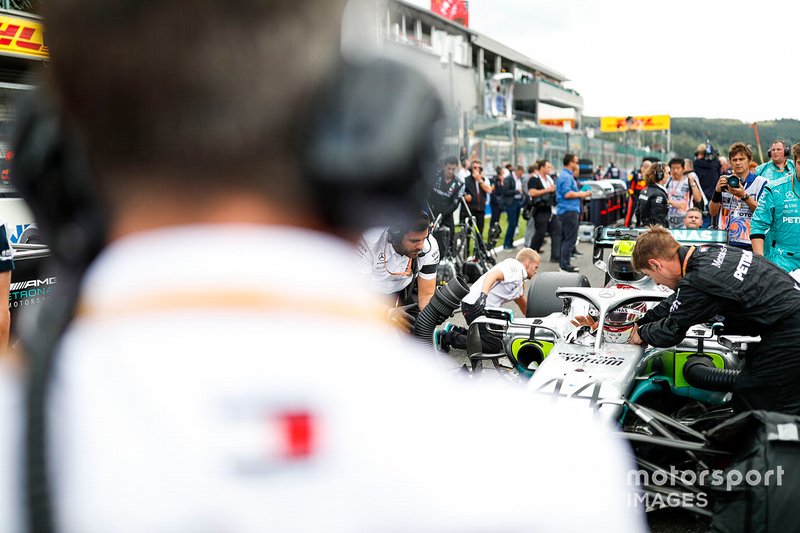 Lewis Hamilton, Mercedes AMG F1 W10, sulla griglia