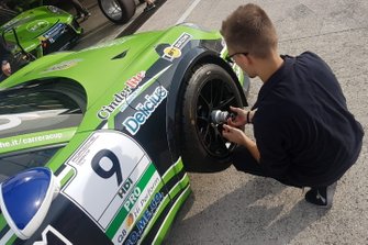 Fissaggio di una ruota sulla Porsche di Lodovico Laurini, Dinamic Motorsport