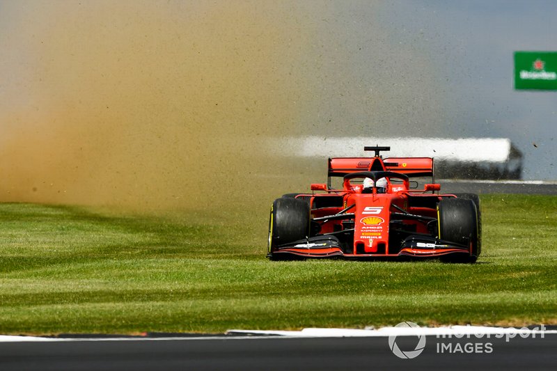 Sebastian Vettel, Ferrari SF90, corre sobre la hierba