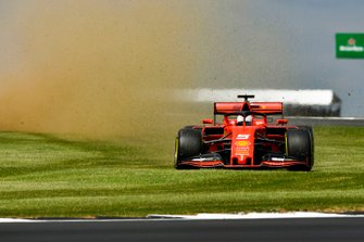Sebastian Vettel, Ferrari SF90, over het gras