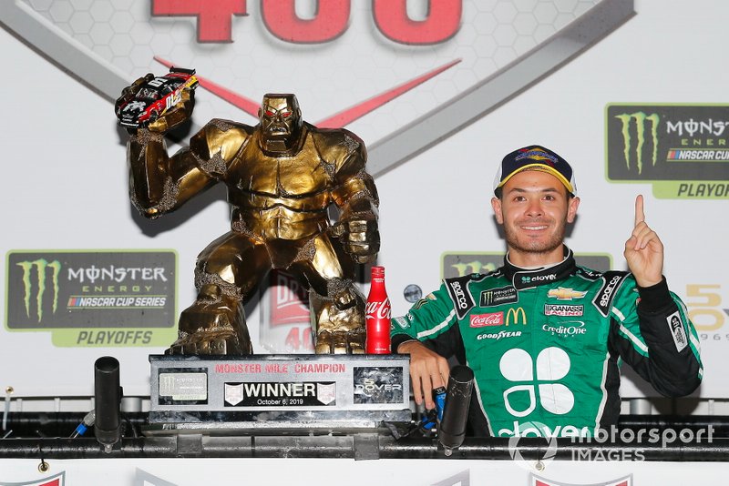 Kyle Larson, Chip Ganassi Racing, Chevrolet Camaro Clover celebrates in victory lane