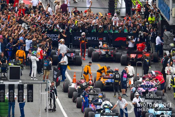 Max Verstappen, Red Bull Racing, 1ª posición, y el resto de pilotos en Parc Ferme al final de la carrera