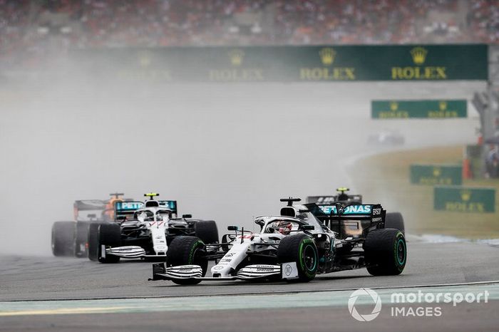 Lewis Hamilton, Mercedes AMG F1 W10, leads Kevin Magnussen, Haas F1 Team VF-19 y Valtteri Bottas, Mercedes AMG W10