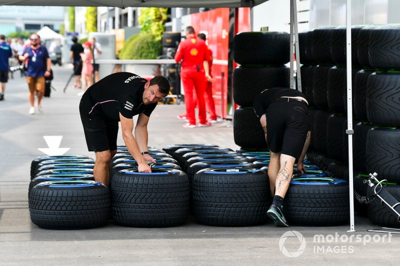 Mercedes AMG F1 mechanics with Pirelli tyres