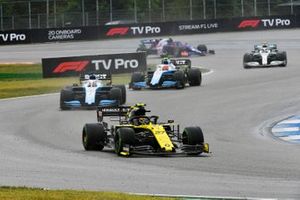 Nico Hulkenberg, Renault F1 Team R.S. 19, voor George Russell, Williams Racing FW42, en Robert Kubica, Williams FW42