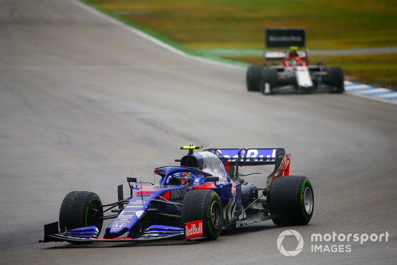 Alexander Albon, Toro Rosso STR14, leads Antonio Giovinazzi, Alfa Romeo Racing C38