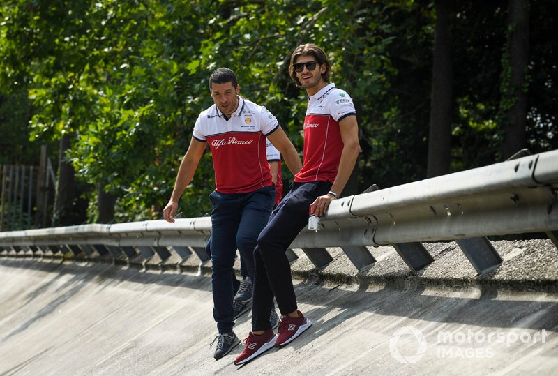 Antonio Giovinazzi, Alfa Romeo Racing seduto sul guardrail di Monza