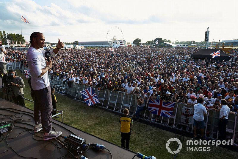 Lewis Hamilton, Mercedes AMG F1 celebra con los aficionados, desde el escenario
