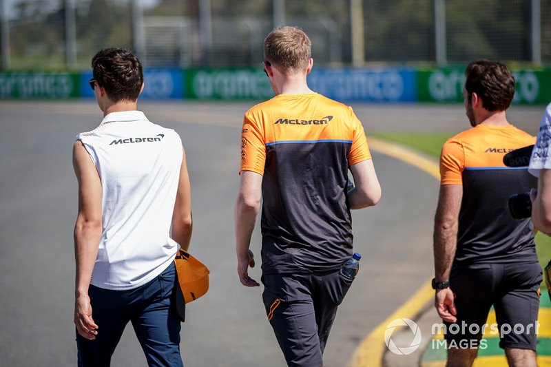 Lando Norris, McLaren e i membri del team camminano sul tracciato