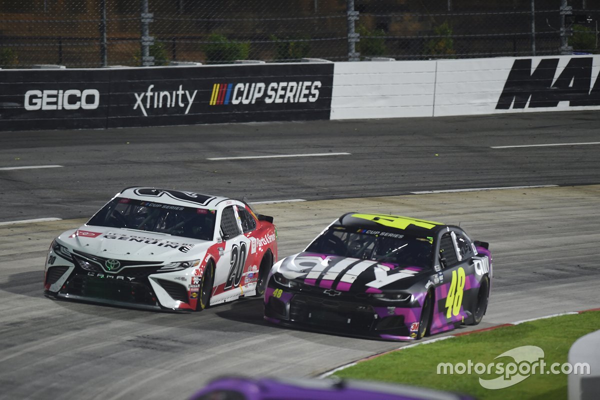 Erik Jones, Joe Gibbs Racing Toyota, Jimmie Johnson, Hendrick Motorsports, Chevrolet