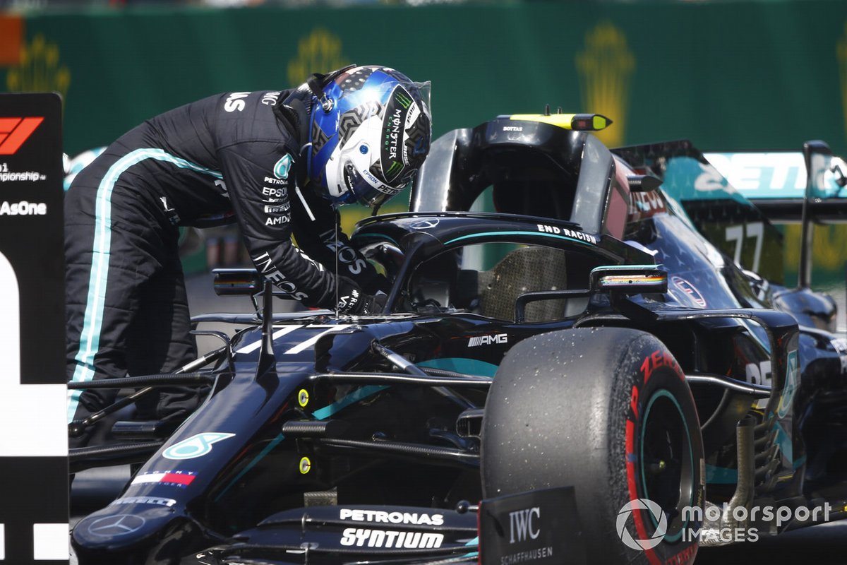Valtteri Bottas, Mercedes F1 W11 EQ Performance, se baja de su coche después de tomar la posición de polo