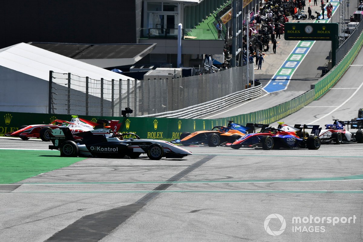 Sebastian Fernandez, ART Grand Prix spins at the start of the race