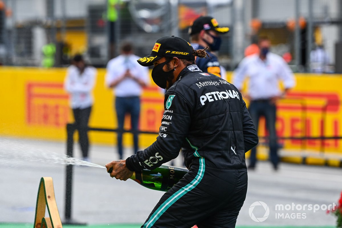 Podio: ganador de la carrera Lewis Hamilton, Mercedes-AMG Petronas F1