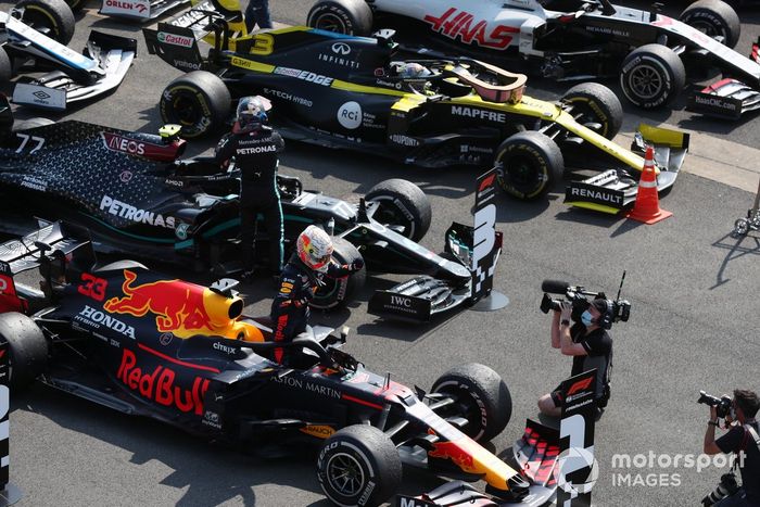 Max Verstappen, Red Bull Racing, 1ª posición, celebra en Parc Ferme