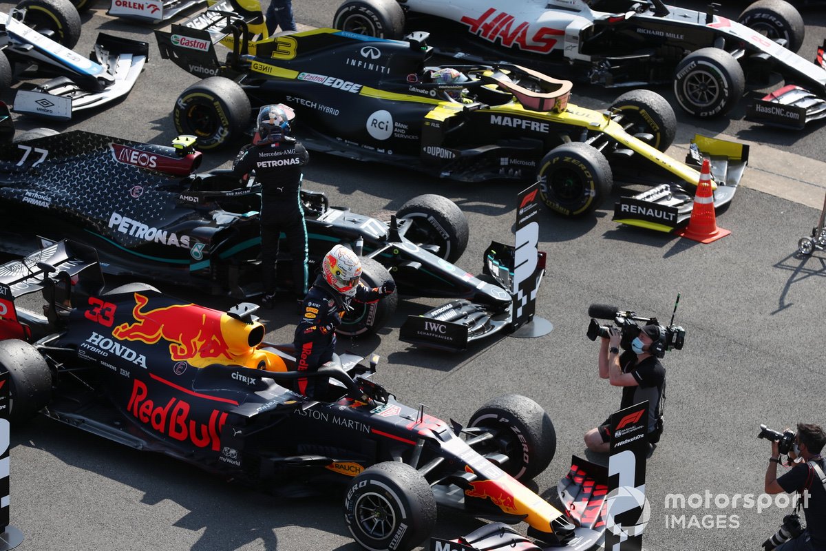 Max Verstappen, Red Bull Racing, primo posto, festeggia nel parc ferme