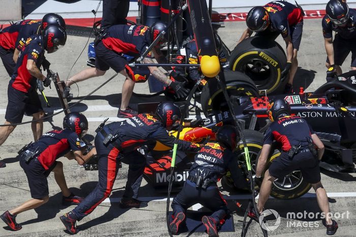 Parada en boxes de Red Bull con el coche de Max Verstappen, Red Bull Racing RB16