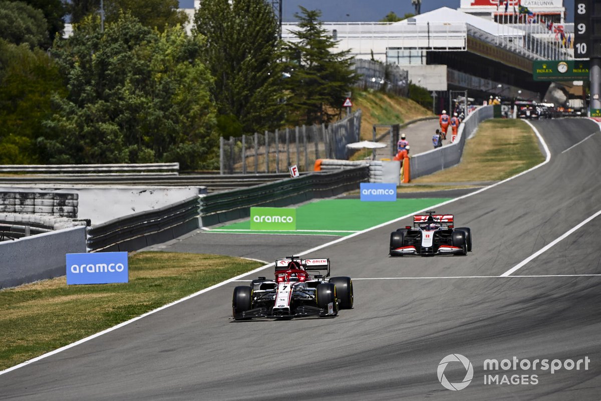 Kimi Raikkonen, Alfa Romeo Racing C39, leads Romain Grosjean, Haas VF-20