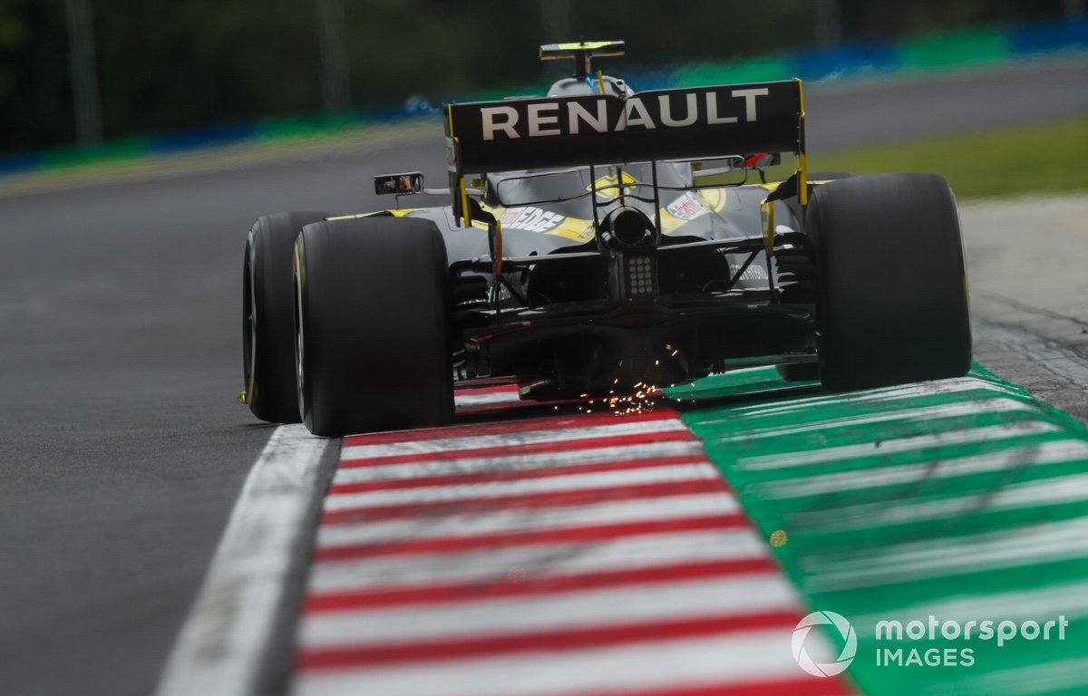 Sparks under the car of Esteban Ocon, Renault F1 Team R.S.20