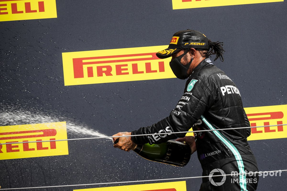 Il vincitore Lewis Hamilton, Mercedes-AMG F1 festeggia sul podio con lo champagne