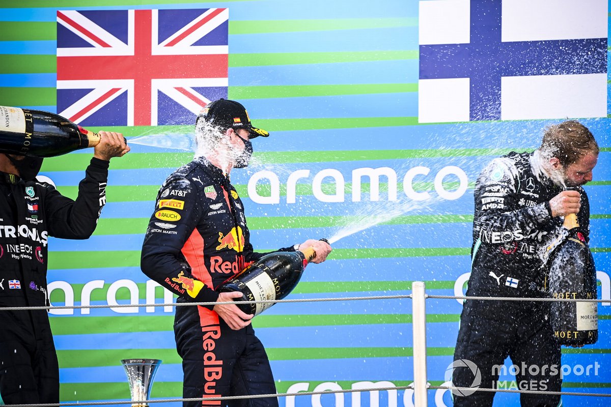 Max Verstappen, Red Bull Racing e Valtteri Bottas, Mercedes-AMG Petronas F1 festeggiano sul podio con lo champagne