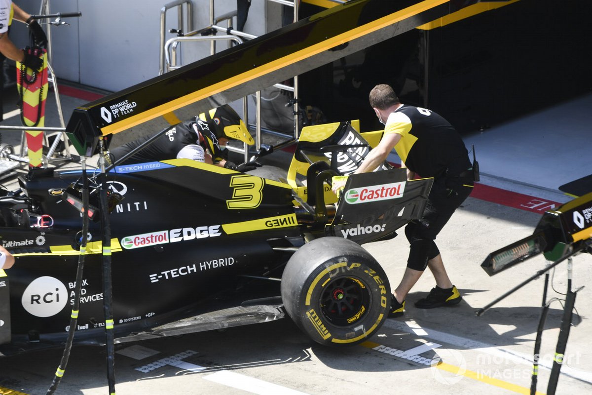 Renault mechanics with the Renault F1 Team R.S.20 in the pit lane