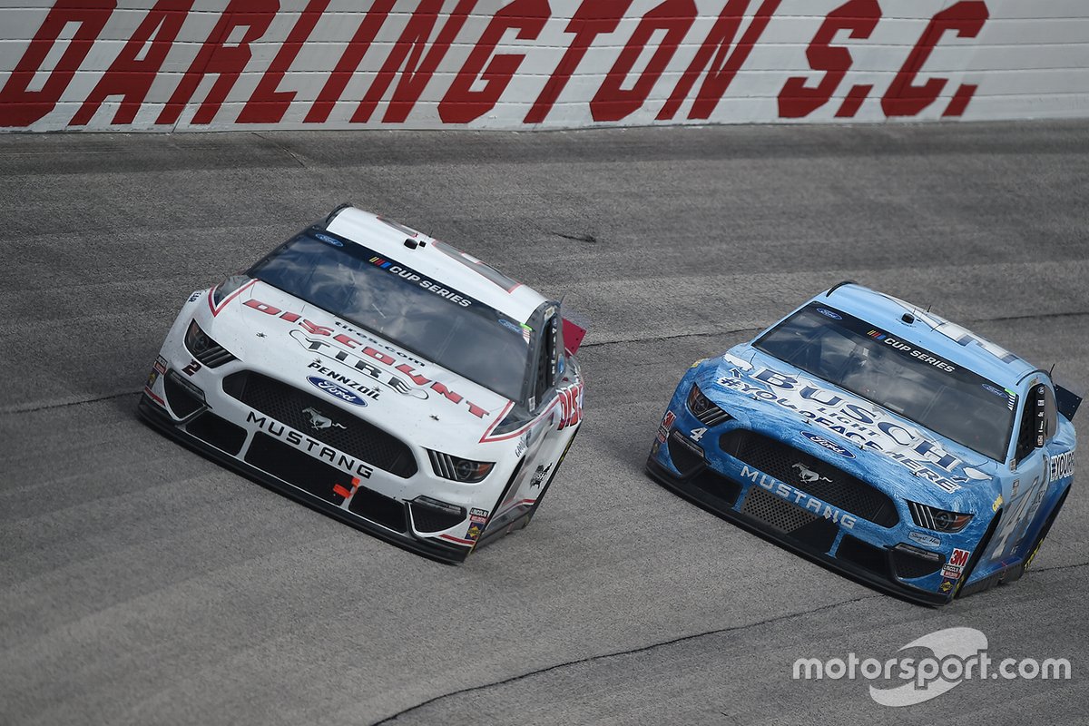 Brad Keselowski, Team Penske, Ford Mustang, Kevin Harvick, Stewart-Haas Racing, Ford Mustang