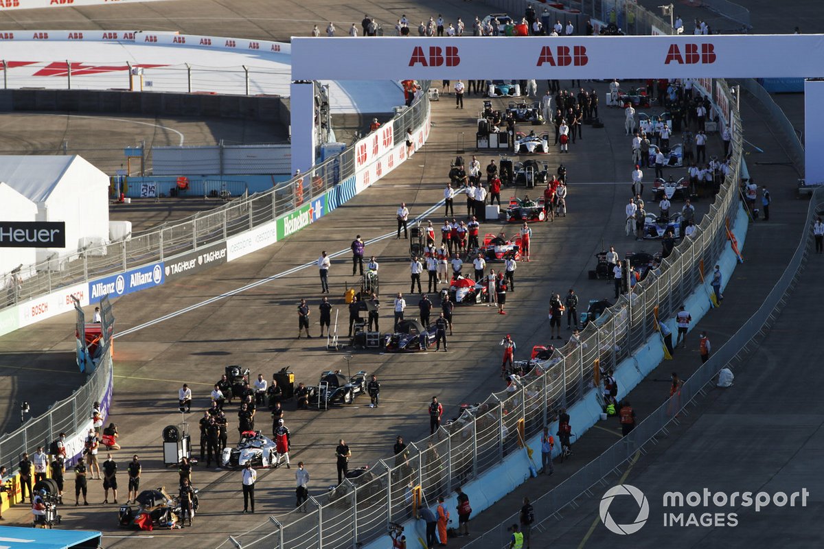 Protesta contra el racismo en la parrilla, donde se arrodillaron los miembros de Stoffel Vandoorne, Mercedes Benz EQ, EQ Silver Arrow 01, Nyck De Vries, Mercedes Benz EQ, EQ Silver Arrow 01