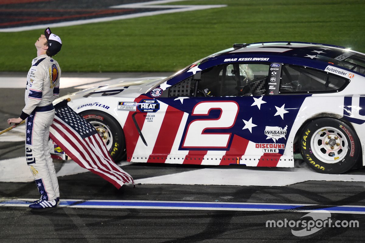 El ganador de la carrera, Brad Keselowski, Team Penske, Ford Mustang