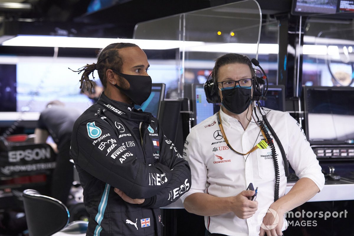 Lewis Hamilton, Mercedes-AMG Petronas F1 in the garage