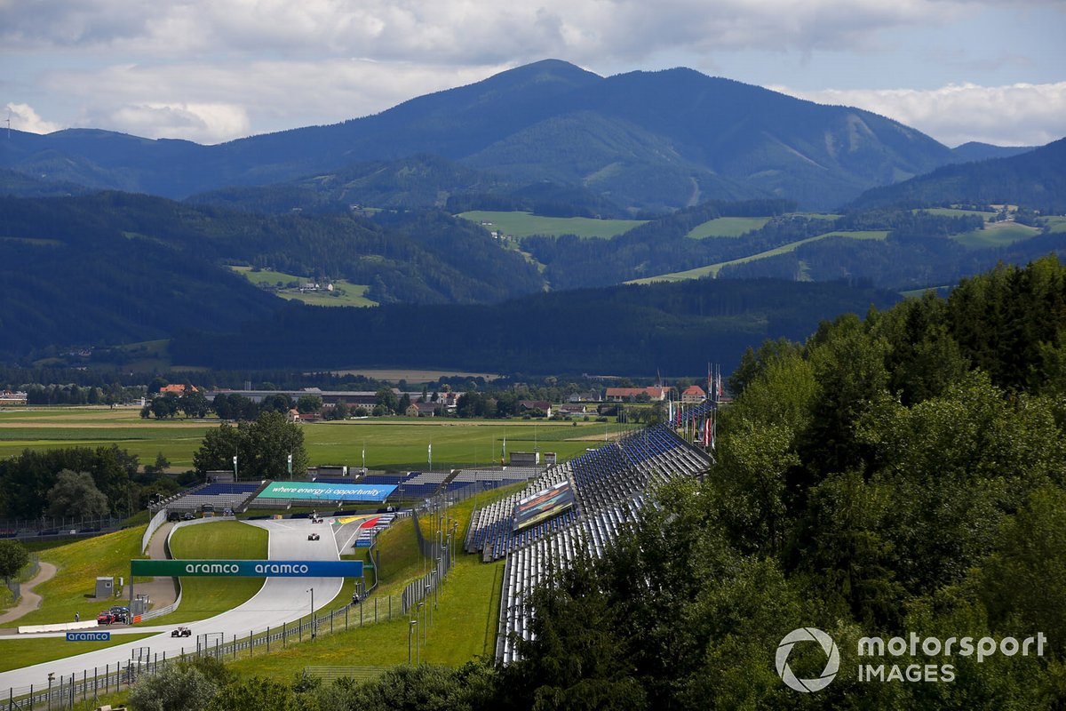Kevin Magnussen, Haas VF-20, precede Kimi Raikkonen, Alfa Romeo Racing C39, in griglia di partenza