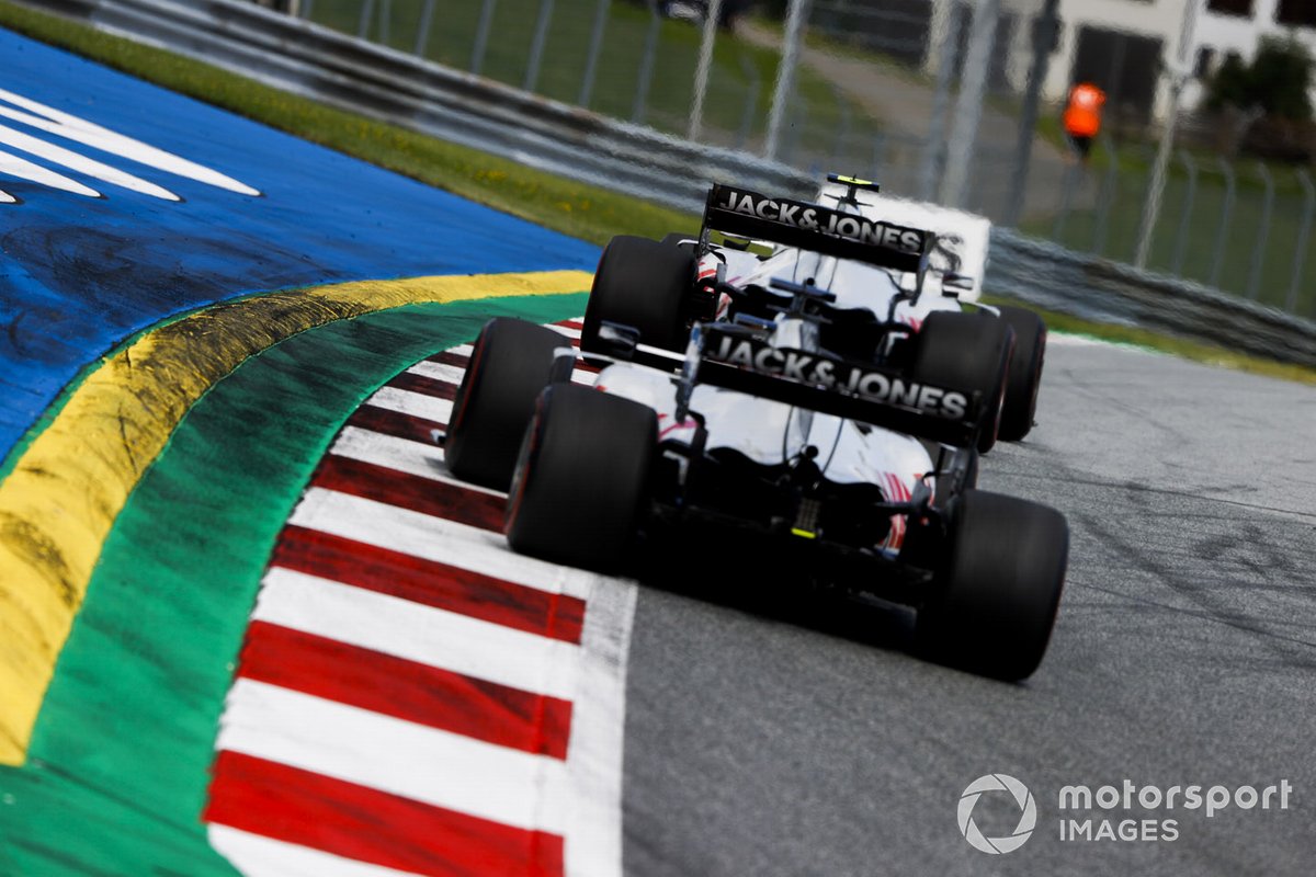 Kevin Magnussen, Haas VF-20, precede Romain Grosjean, Haas VF-20