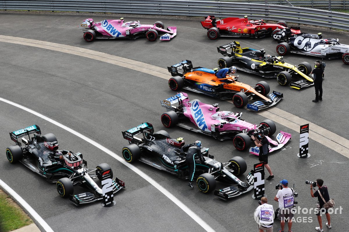 Il Pole sitter Valtteri Bottas, Mercedes AMG F1, nel Parc Ferme dopo le Qualifiche
