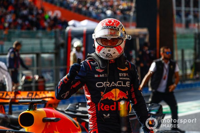 Max Verstappen, Red Bull Racing, 1ª posición, celebra en Parc Ferme tras ganar el Sprint