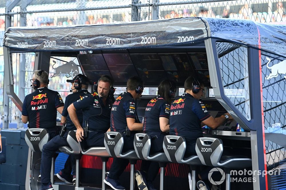 El muro de pits de Red Bull busca respuestas a sus problemas en Singapur.
