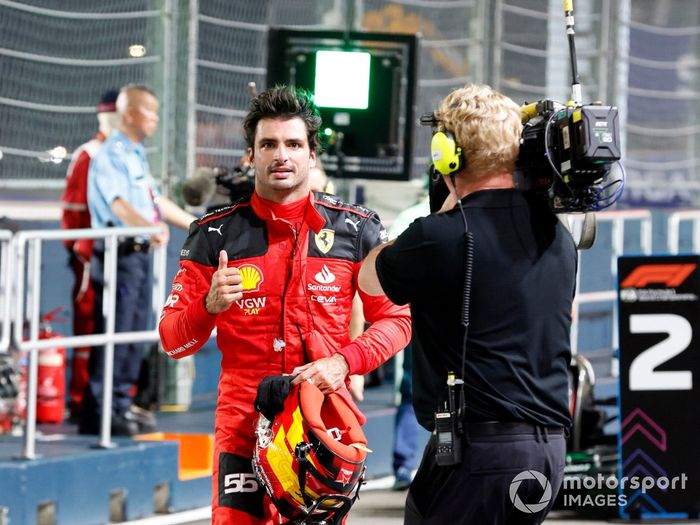 Pole man Carlos Sainz, Scuderia Ferrari, en Parc Ferme