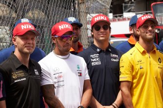 Kevin Magnussen, Haas F1, Lewis Hamilton, Mercedes AMG F1, Lance Stroll, Racing Point, and Daniel Ricciardo, Renault F1 Team, pay tribute to Niki Lauda prior to the start