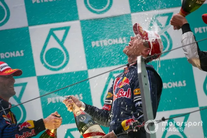 Le vainqueur Sebastian Vettel, Red Bull Racing sur le podium