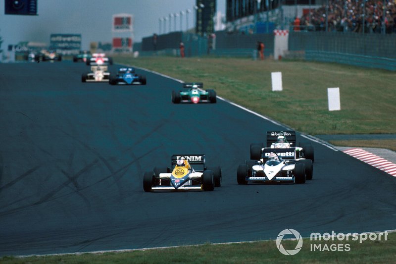 Nigel Mansell, Williams FW10, seguido de perto por Nelson Piquet