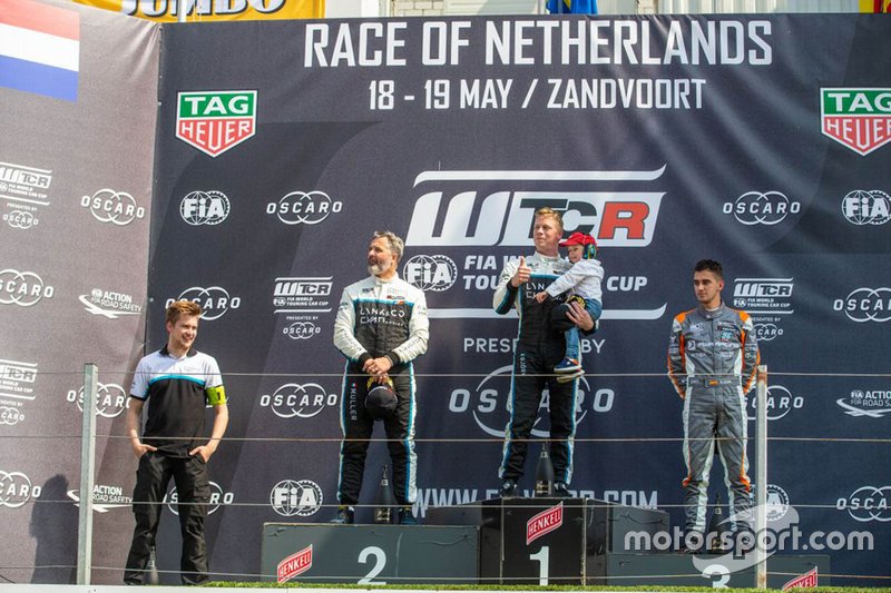 Podio: il vincitore della gara Thed Björk, Cyan Racing Lynk & Co 03 TCR, il secondo classificato Yvan Muller, Cyan Racing Lynk & Co 03 TC, il terzo classificato Mikel Azcona, PWR Racing CUPRA TCR