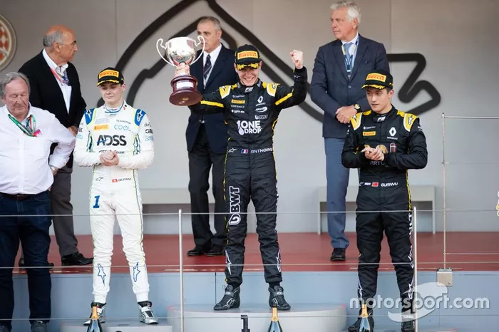 E outra no mítico circuito de rua de Mônaco.