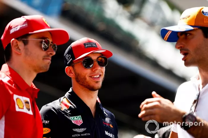 Charles Leclerc, Ferrari, Pierre Gasly, Red Bull Racing, e Carlos Sainz Jr., McLaren, alla parata dei piloti