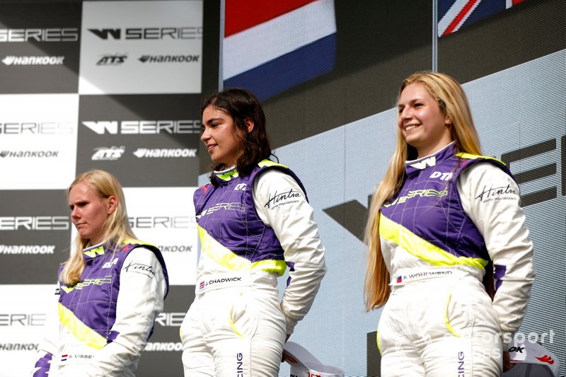 Podio: la vincitrice della gara Jamie Chadwick, la seconda classificata Beitske Visser, la terza classificata Fabienne Wohlwend