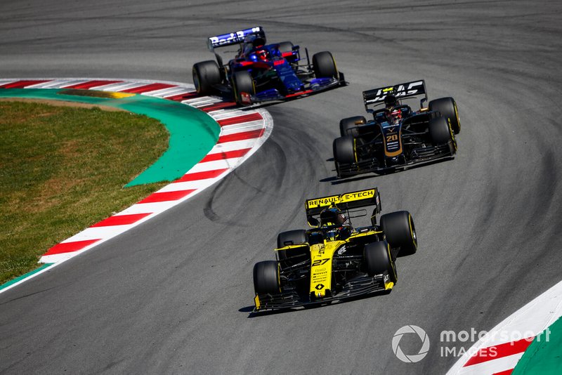 ...ведя равную борьбу с Хюлькенбергом на Renault и Магнуссеном на Haas