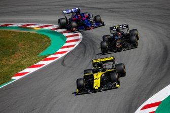 Nico Hulkenberg, Renault R.S. 19, voor Kevin Magnussen, Haas F1 Team VF-19, en Daniil Kvyat, Toro Rosso STR14