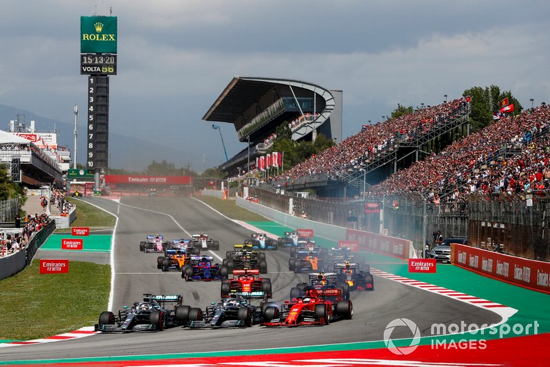 Lewis Hamilton, Mercedes AMG F1 W10 lidera Valtteri Bottas, Mercedes AMG W10 como Sebastian Vettel, Ferrari SF90 se bloquea en el inicio de la carrera
