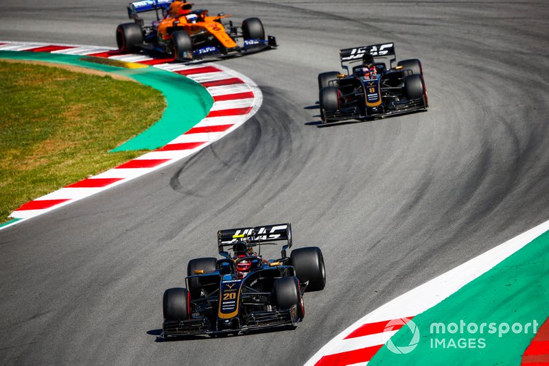 Kevin Magnussen, Haas F1 Team VF-19 devant Romain Grosjean, Haas F1 Team VF-19 et Carlos Sainz Jr., McLaren MCL34