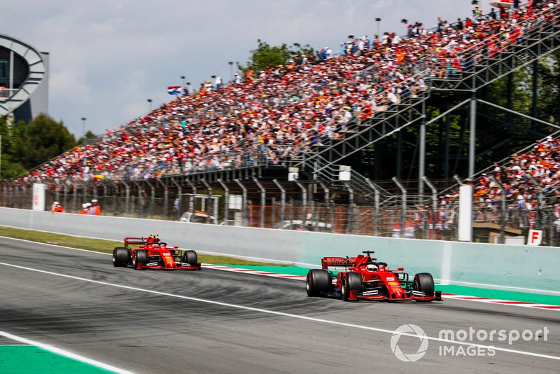 Sebastian Vettel, Ferrari SF90, precede Charles Leclerc, Ferrari SF90